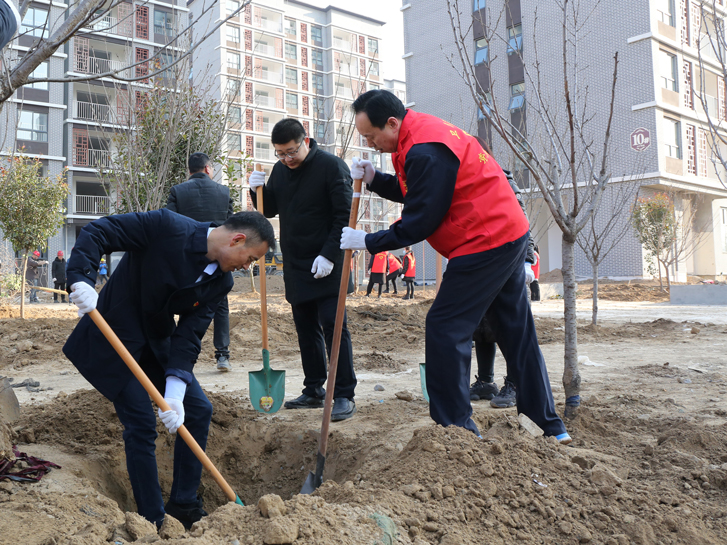 卫华集团党委组织开展春季植树活动